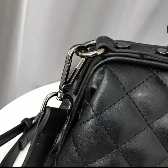 Beautiful leather quilted pattern black purse - Picture 3 of 8